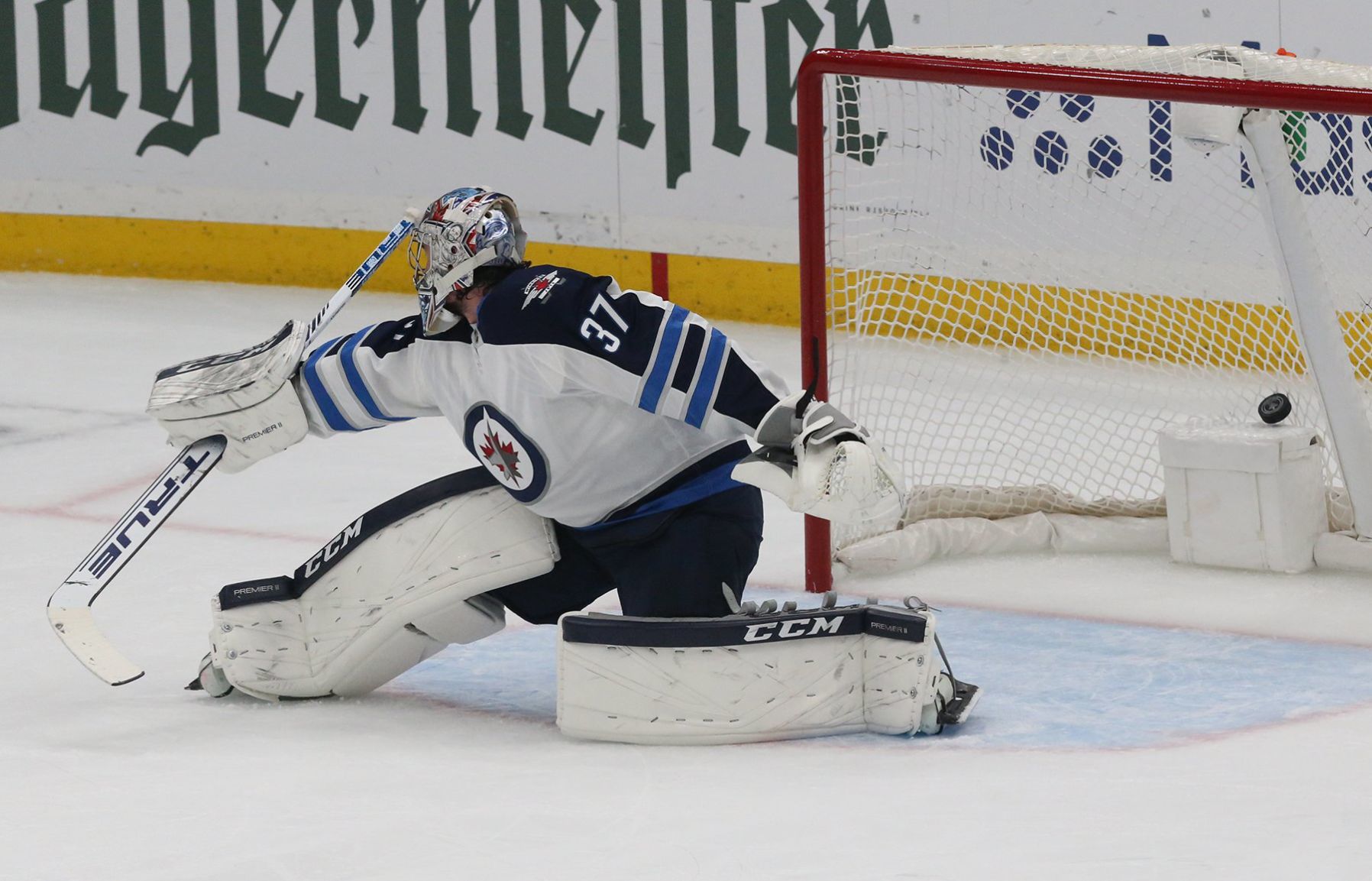 Blues and Jets battle in game 3 of the playoffs